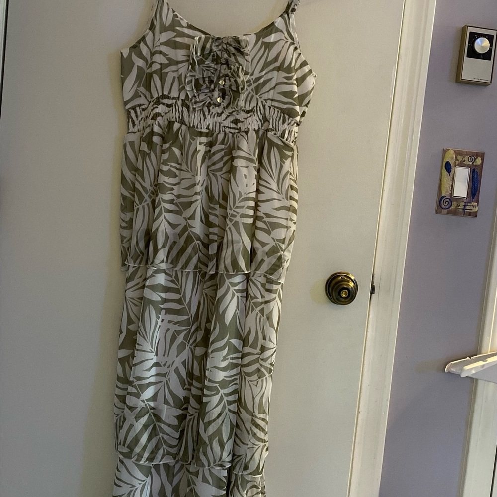 Romeo & Juliet Couture Olive and Cream Dress - Picture 3 of 13